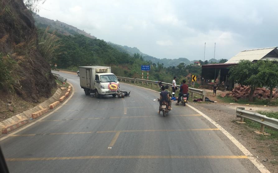 Hai thanh niên phóng xe tốc độ cao đấu đầu xe tang lễ trên quốc lộ 6