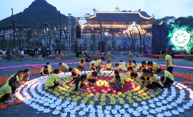 Video - Ảnh: Hàng nghìn phật tử dự lễ hoa đăng tại chùa Tam Chúc