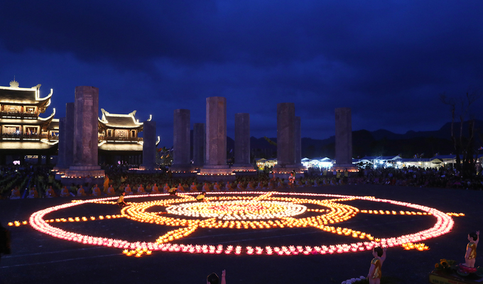 Video - Ảnh: Hàng nghìn phật tử dự lễ hoa đăng tại chùa Tam Chúc