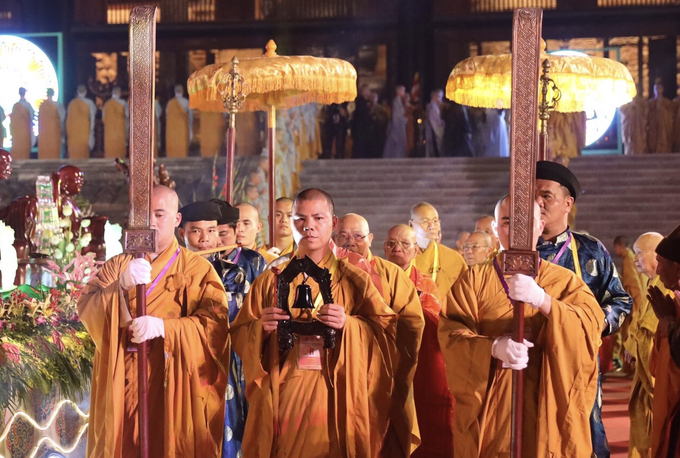 Video - Ảnh: Hàng nghìn phật tử dự lễ hoa đăng tại chùa Tam Chúc