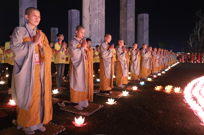 Video - Ảnh: Hàng nghìn phật tử dự lễ hoa đăng tại chùa Tam Chúc
