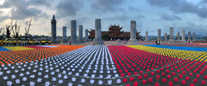 Video - Ảnh: Hàng nghìn phật tử dự lễ hoa đăng tại chùa Tam Chúc