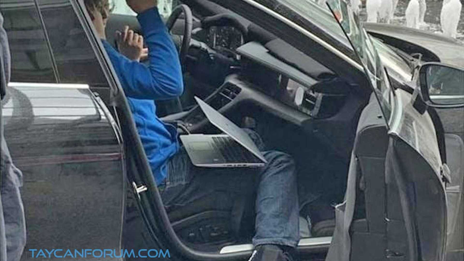 Nội thất Porsche Taycan lần đầu lộ diện Nội thất Porsche Taycan lần đầu lộ diện