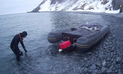 Hai người Nga dùng xẻng làm mái chèo vượt 150 km biển