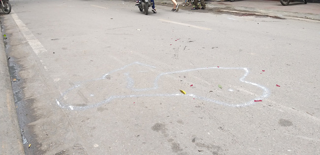 Hà Nội: Ô tô mất lái, hai mẹ con trên đường đến trường thoát chết trong gang tấc