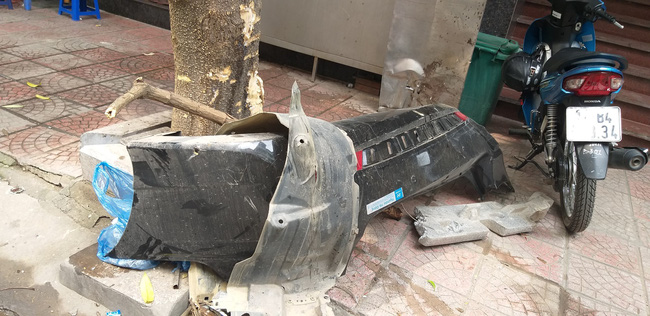 Hà Nội: Ô tô mất lái, hai mẹ con trên đường đến trường thoát chết trong gang tấc