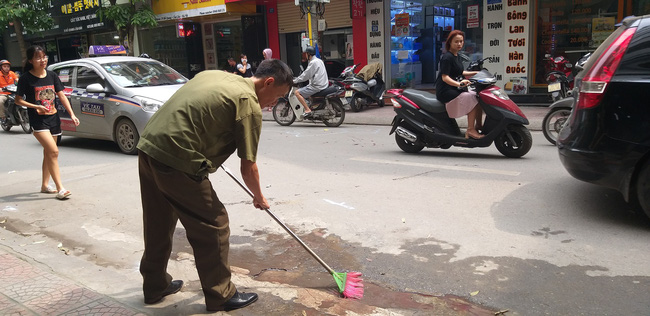 Hà Nội: Ô tô mất lái, hai mẹ con trên đường đến trường thoát chết trong gang tấc