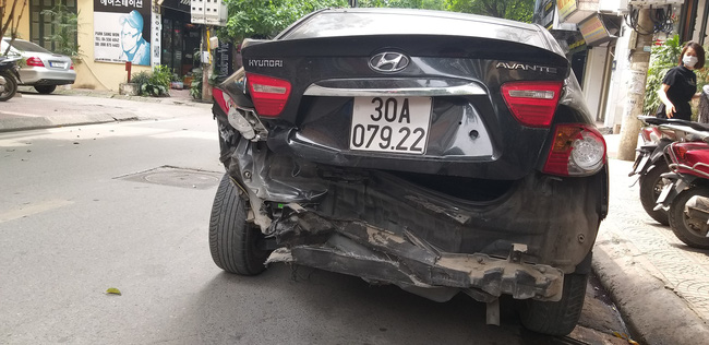 Hà Nội: Ô tô mất lái, hai mẹ con trên đường đến trường thoát chết trong gang tấc