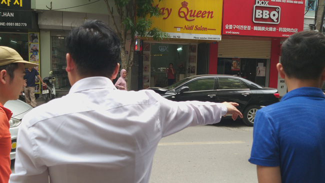 Hà Nội: Ô tô mất lái, hai mẹ con trên đường đến trường thoát chết trong gang tấc