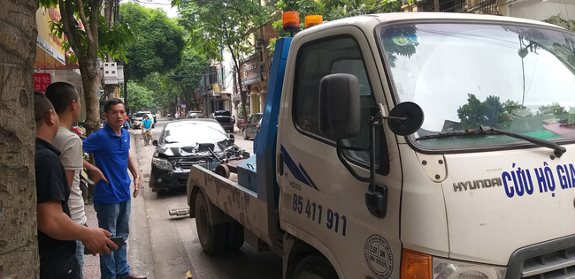 Hà Nội: Ô tô mất lái, hai mẹ con trên đường đến trường thoát chết trong gang tấc