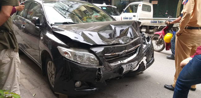 Hà Nội: Ô tô mất lái, hai mẹ con trên đường đến trường thoát chết trong gang tấc