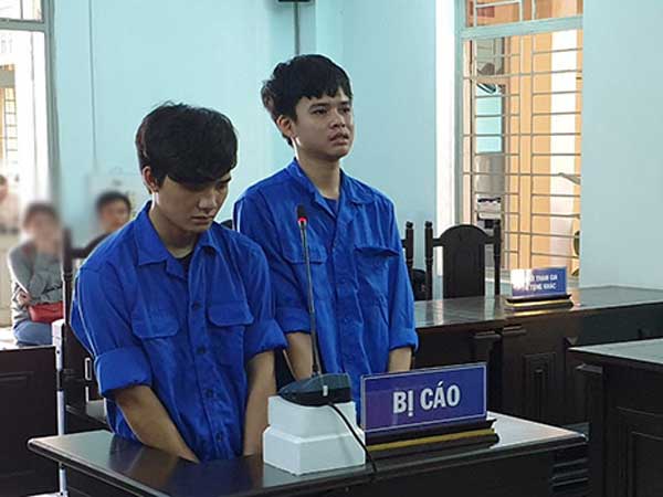 Hai thanh niên hầu tòa vì ném gạch vào cảnh sát 911 Đà Nẵng