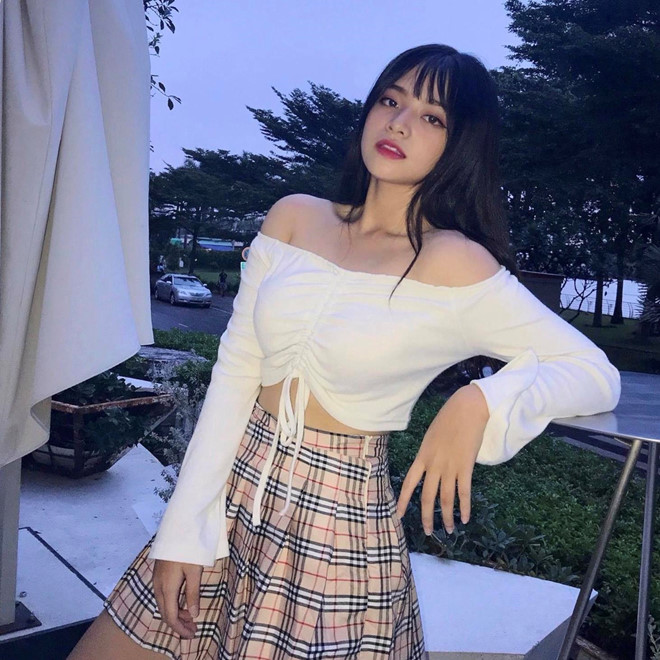 Những cô gái thu hút chú ý của dân mạng dù chỉ mặc đồng phục học sinh