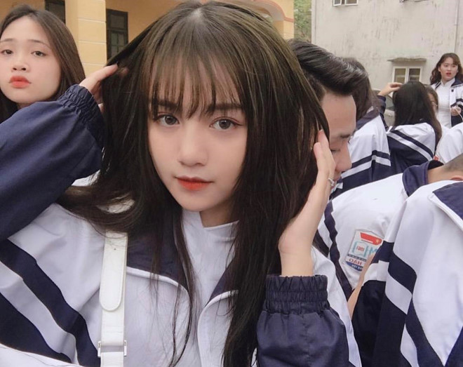Những cô gái thu hút chú ý của dân mạng dù chỉ mặc đồng phục học sinh