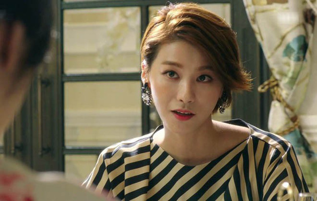 Đi ăn với bạn gặp ngay chồng và bồ nhí đang tình tứ, vợ ra nói mấy câu khiến tiểu tam chỉ biết khóc xin tha