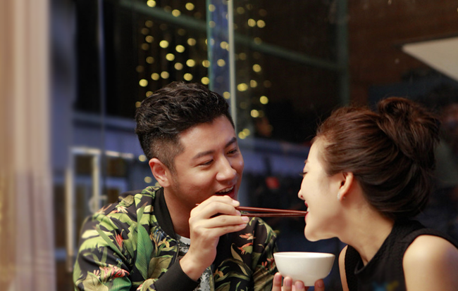 Đi ăn với bạn gặp ngay chồng và bồ nhí đang tình tứ, vợ ra nói mấy câu khiến tiểu tam chỉ biết khóc xin tha