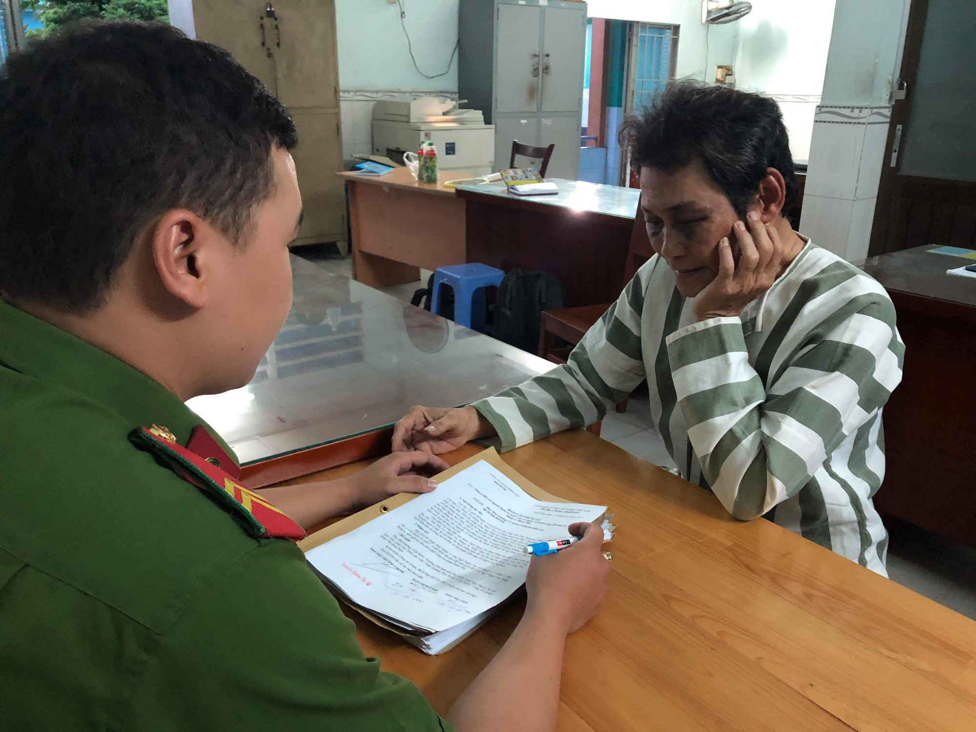 TP. HCM: Bức xúc vì bé gái 7 tuổi có dấu hiệu bị dâm ô, người dân đánh kẻ biến thái bầm mắt