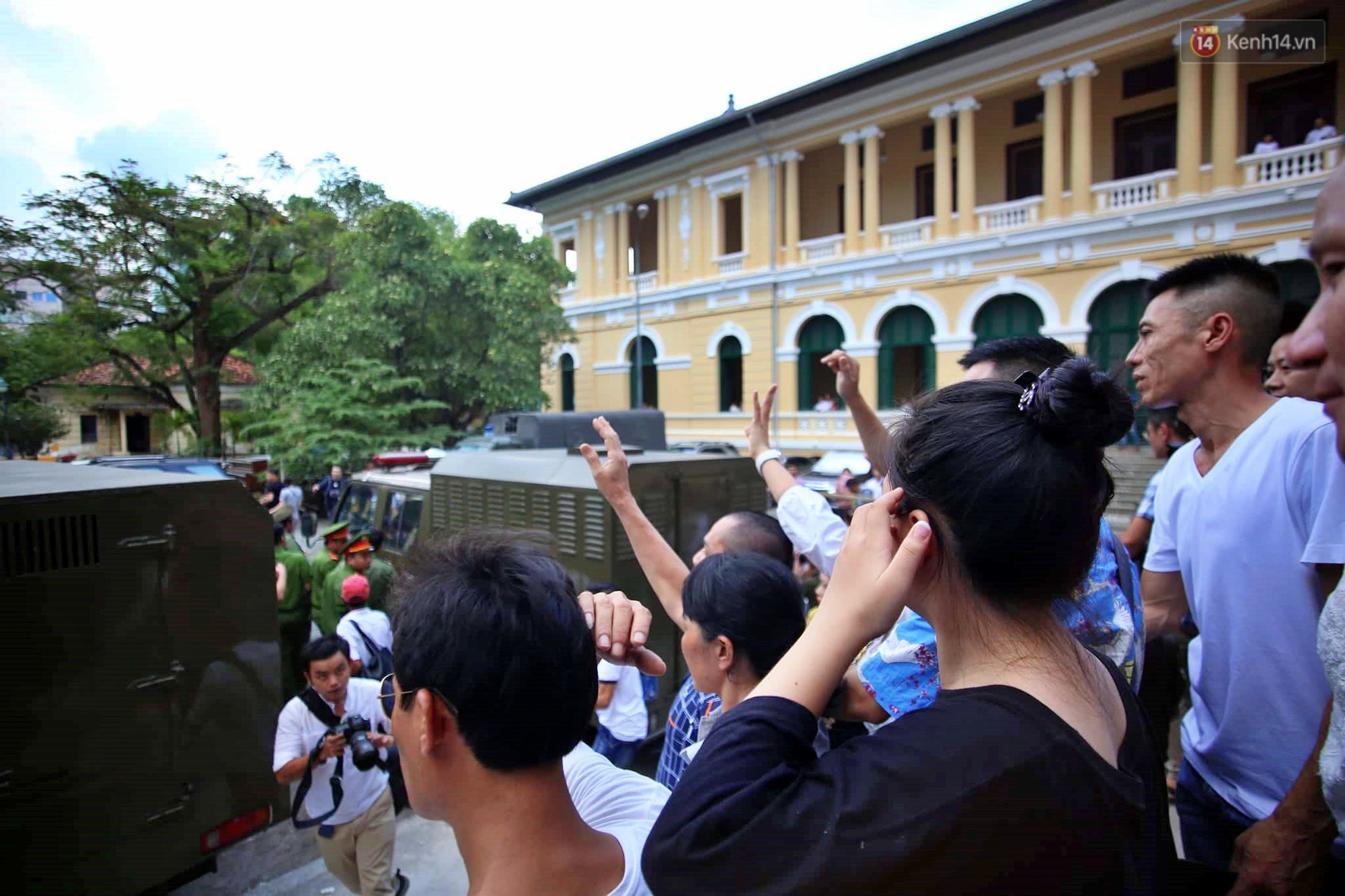 Clip: Ngọc Miu vẫy tay chào, luôn miệng nói biết rồi, biết rồi nha trước khi bị áp giải lên xe thùng