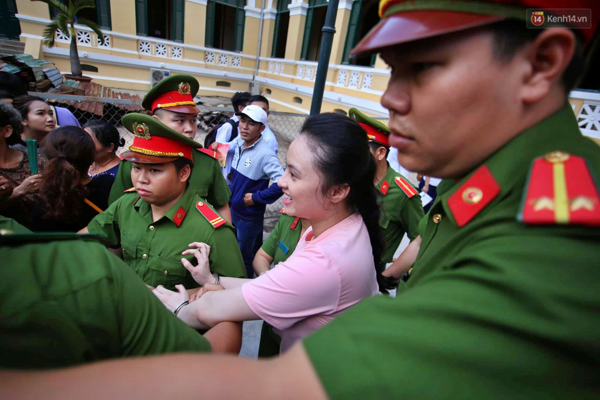 Clip: Ngọc Miu vẫy tay chào, luôn miệng nói biết rồi, biết rồi nha trước khi bị áp giải lên xe thùng