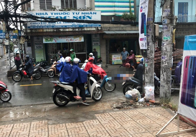 TP.HCM: Đi báo tin bà ngoại mất lúc trời mưa lớn, thiếu nữ 16 tuổi chết thảm dưới bánh xe tải