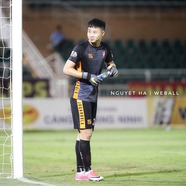 Thủ môn Nguyễn Văn Toản là ai sao được ông Park gọi lên Tuyển?