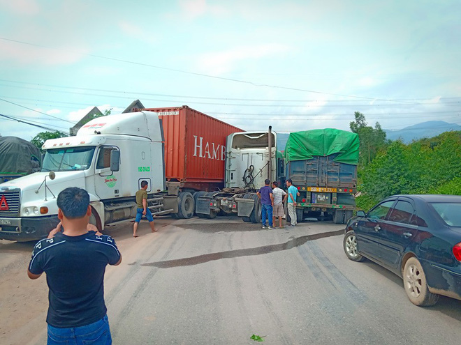 Video: Xe đầu kéo cố lách khe cửa hẹp vượt lên, 2 người đi xe máy bần thần sau cú đâm không tưởng