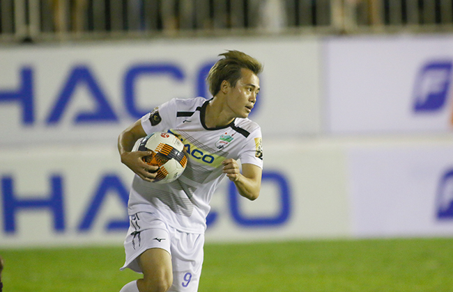 Tuyển Việt Nam: Công Phượng xìu, hãy trao cờ cho Văn Toàn