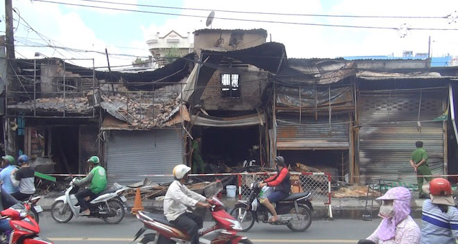 TP.HCM: Cháy kinh hoàng lúc rạng sáng, dân phá mái tôn thoát thân