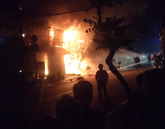 TP.HCM: Cháy kinh hoàng lúc rạng sáng, dân phá mái tôn thoát thân