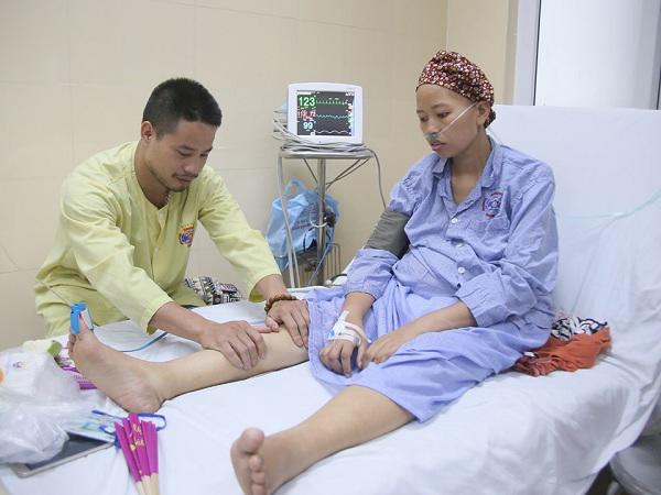 Mắc ung thư khi mang bầu, mẹ trẻ sụt 20kg, ngủ ngồi suốt 4 tháng để con được chào đời