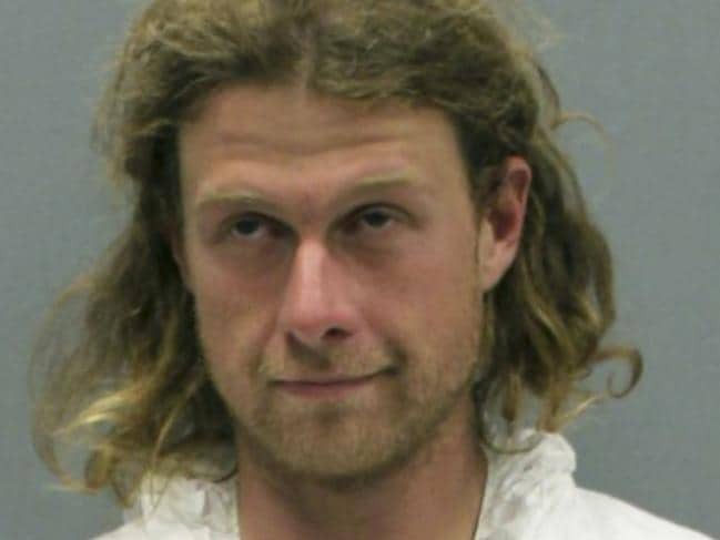 Bị kẻ giết người truy đuổi, người phụ nữ giả chết trong rừng để thoát hiểm