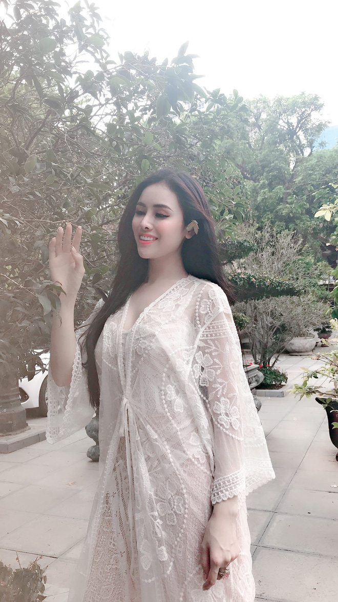 Cựu Á hậu Thư Dung lại khiến cộng đồng mạng nhức mắt, ngán ngẩm vì diện váy ren xuyên thấu vào chùa chụp ảnh Cựu Á hậu Thư Dung lại khiến cộng đồng mạng nhức mắt, ngán ngẩm vì diện váy ren xuyên thấu vào chùa chụp ảnh