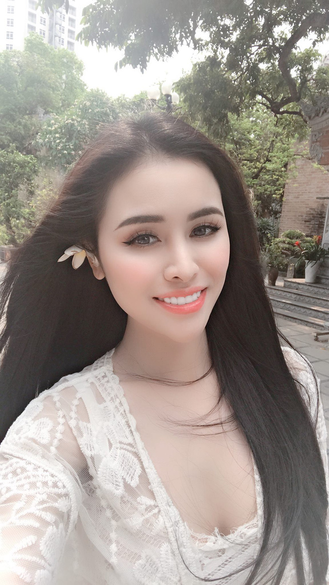 Cựu Á hậu Thư Dung lại khiến cộng đồng mạng nhức mắt, ngán ngẩm vì diện váy ren xuyên thấu vào chùa chụp ảnh