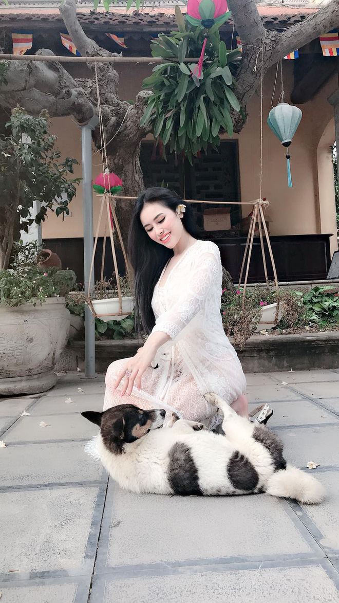 Cựu Á hậu Thư Dung lại khiến cộng đồng mạng nhức mắt, ngán ngẩm vì diện váy ren xuyên thấu vào chùa chụp ảnh Cựu Á hậu Thư Dung lại khiến cộng đồng mạng nhức mắt, ngán ngẩm vì diện váy ren xuyên thấu vào chùa chụp ảnh