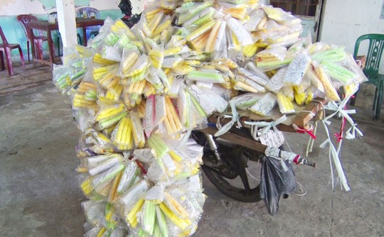 Lật tẩy chiêu buôn lậu hàng cấm của người đàn ông giả bán bánh ống