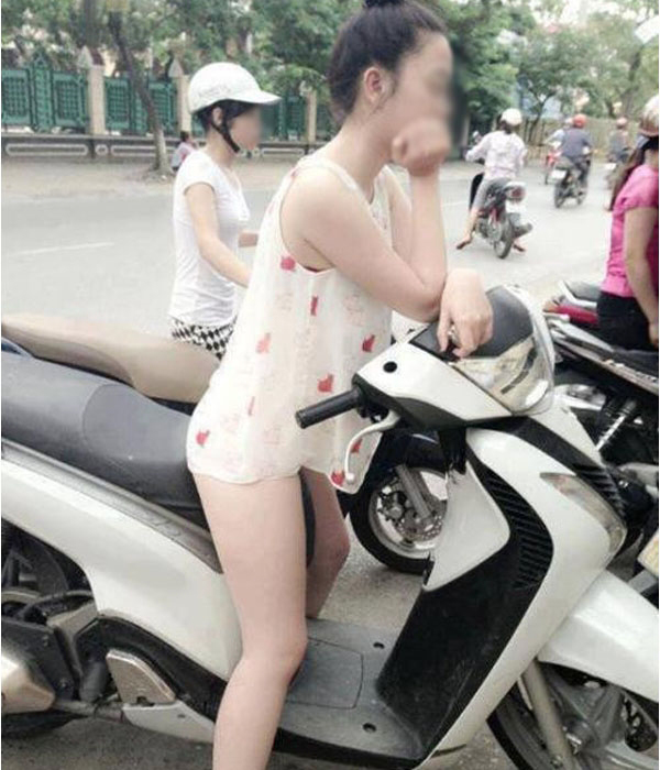 Gái xinh Hà Nội gây sốc khi đi tung tăng khắp siêu thị trong bộ dạng trên có áo, dưới để không Gái xinh Hà Nội gây sốc khi đi tung tăng khắp siêu thị trong bộ dạng trên có áo, dưới để không