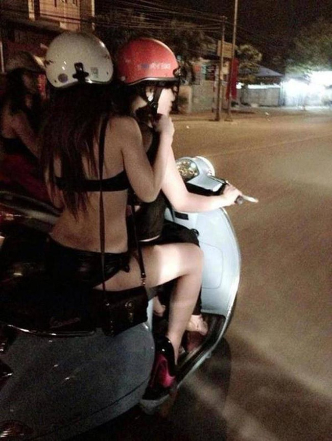 Gái xinh Hà Nội gây sốc khi đi tung tăng khắp siêu thị trong bộ dạng trên có áo, dưới để không Gái xinh Hà Nội gây sốc khi đi tung tăng khắp siêu thị trong bộ dạng trên có áo, dưới để không
