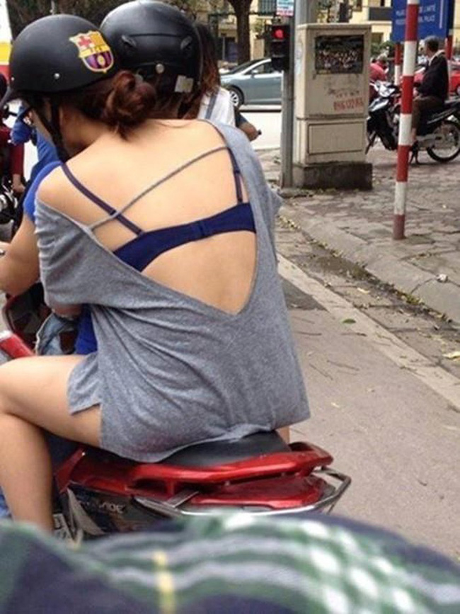 Gái xinh Hà Nội gây sốc khi đi tung tăng khắp siêu thị trong bộ dạng trên có áo, dưới để không Gái xinh Hà Nội gây sốc khi đi tung tăng khắp siêu thị trong bộ dạng trên có áo, dưới để không