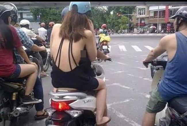 Gái xinh Hà Nội gây sốc khi đi tung tăng khắp siêu thị trong bộ dạng trên có áo, dưới để không