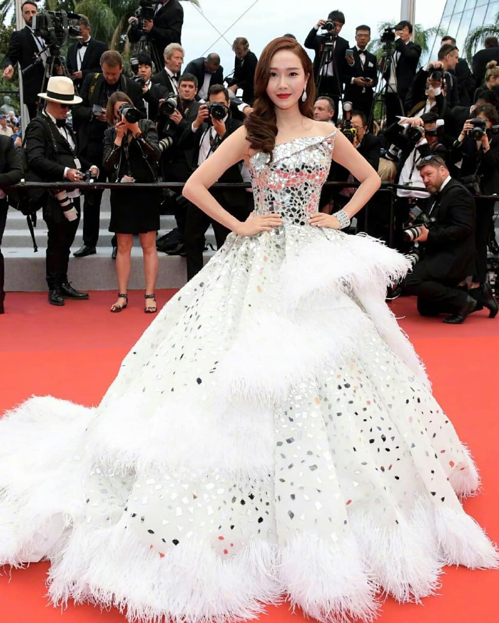 Ham váy vóc tùng xòe, Jessica suýt ngã và phải nhờ 2 người nâng váy tại thảm đỏ Cannes 2019