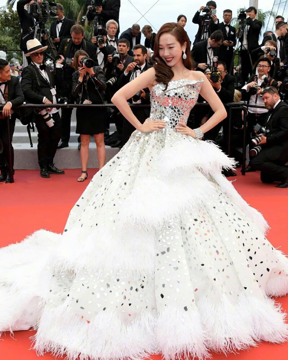 Ham váy vóc tùng xòe, Jessica suýt ngã và phải nhờ 2 người nâng váy tại thảm đỏ Cannes 2019