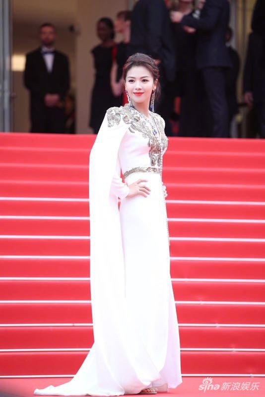 Ham váy vóc tùng xòe, Jessica suýt ngã và phải nhờ 2 người nâng váy tại thảm đỏ Cannes 2019