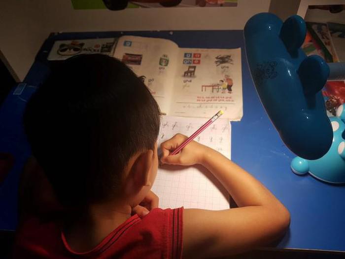 Cho con xem điện thoại nhiều giờ, mẹ Hà Nam chết đứng khi nghe BS phán