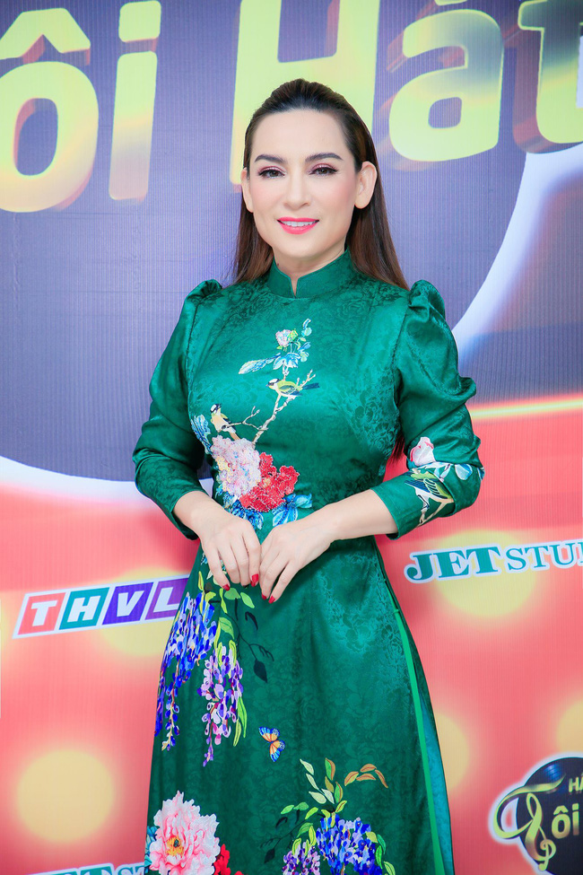 Từng thề độc không tha thứ, không nhìn mặt danh ca Phương Dung, Phi Nhung bất ngờ chạm mặt đàn chị trên ghế nóng