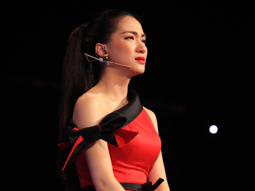 Hòa Minzy bật khóc vì bị chê chọn sai bài khi làm huấn luyện viên