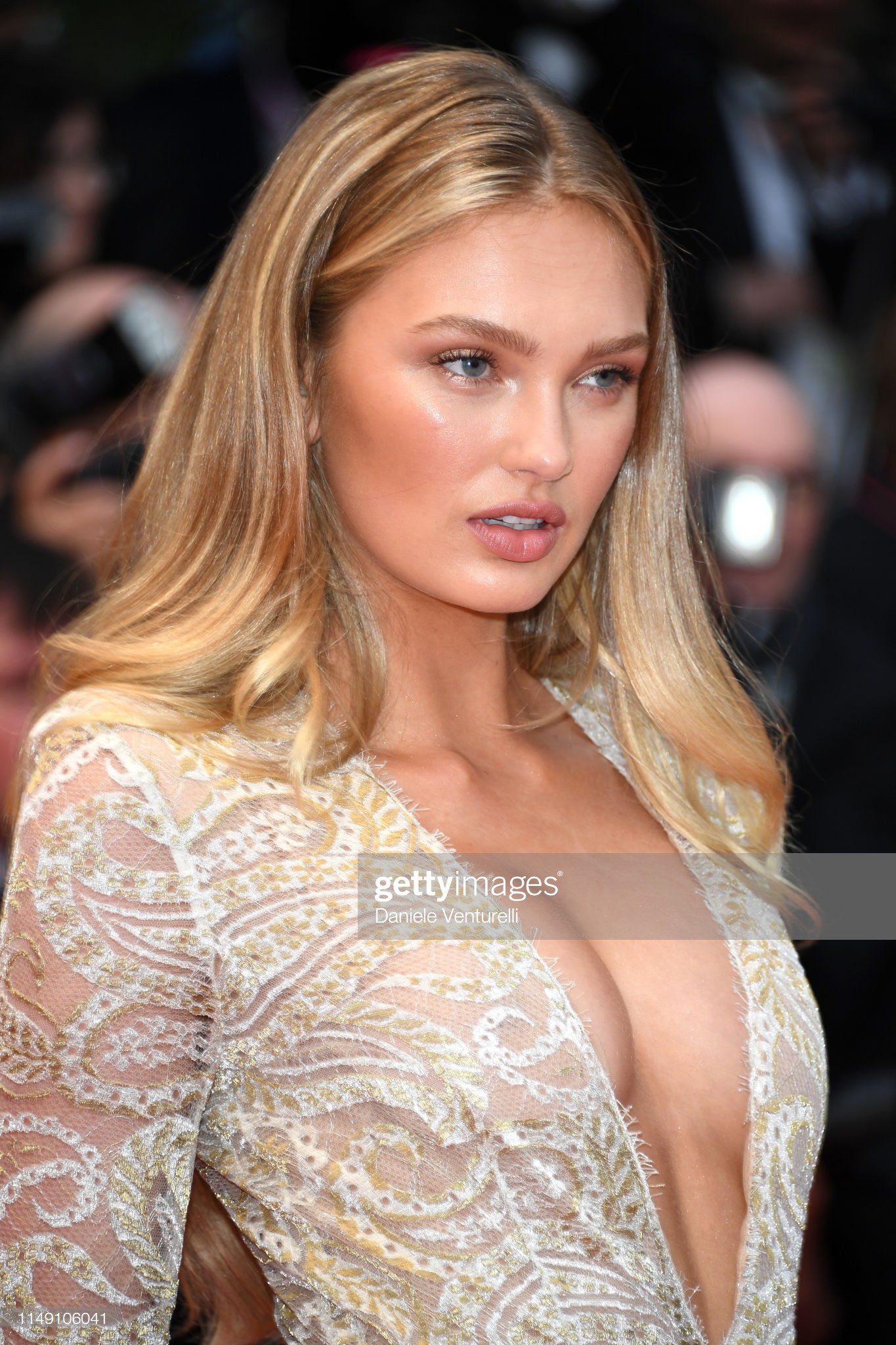 Thảm đỏ LHP Cannes 2019: Selena bức thở với vòng 1 khủng, Ella Fanning như bà hoàng bên dàn siêu mẫu Victorias Secret