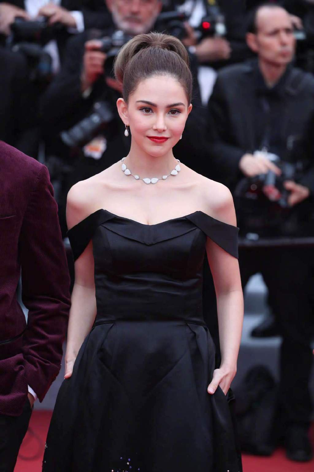 Thảm đỏ LHP Cannes 2019: Selena bức thở với vòng 1 khủng, Ella Fanning như bà hoàng bên dàn siêu mẫu Victorias Secret