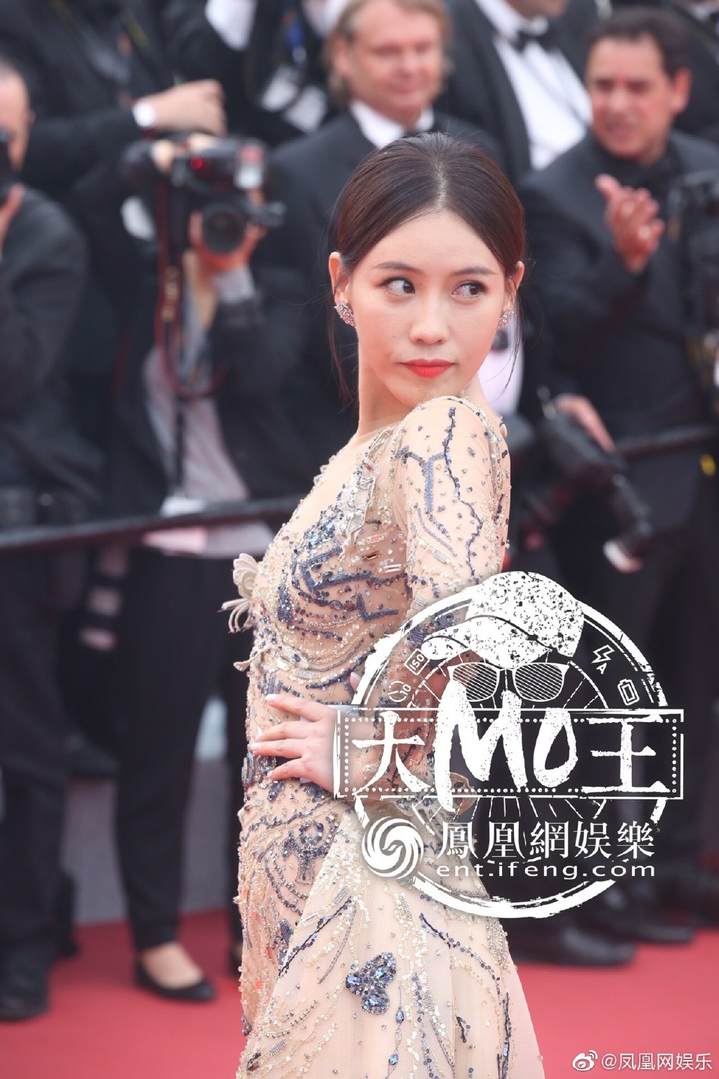 Thảm đỏ LHP Cannes 2019: Selena bức thở với vòng 1 khủng, Ella Fanning như bà hoàng bên dàn siêu mẫu Victorias Secret