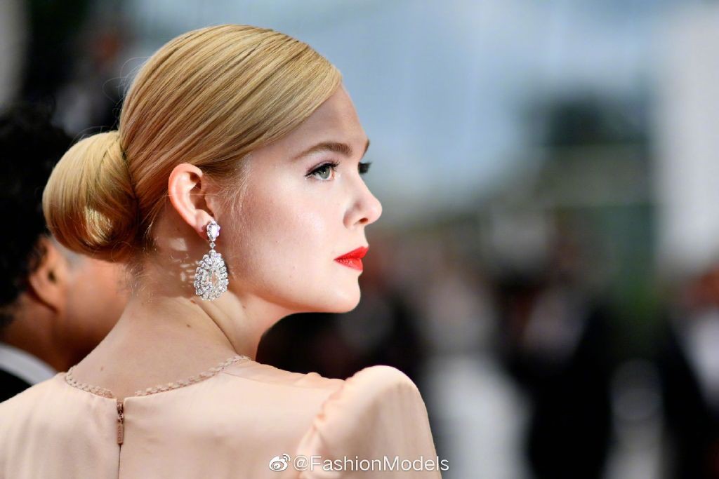 Thảm đỏ LHP Cannes 2019: Selena bức thở với vòng 1 khủng, Ella Fanning như bà hoàng bên dàn siêu mẫu Victorias Secret