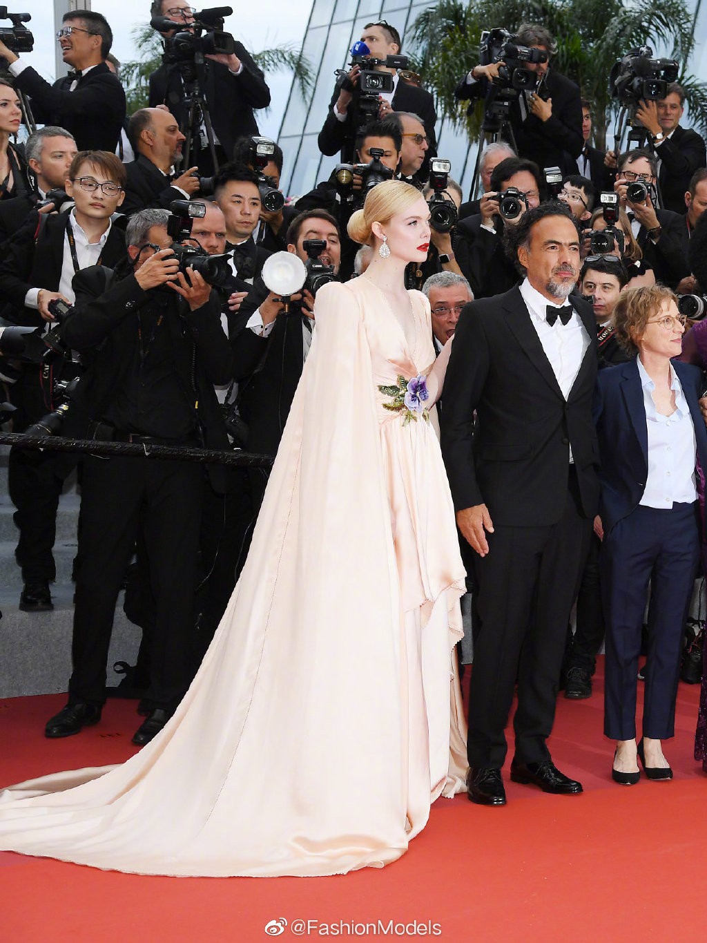 Thảm đỏ LHP Cannes 2019: Selena bức thở với vòng 1 khủng, Ella Fanning như bà hoàng bên dàn siêu mẫu Victorias Secret